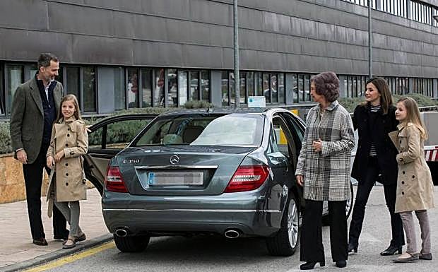Imagen. Así ha sido la escena de doña Sofía y sus dos nietas sonrientes y juntas.