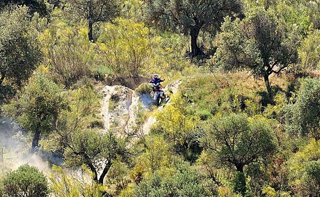 Motos de campo destrozan las veredas y crean graves erosiones en el interior de un espacio natural protegido 