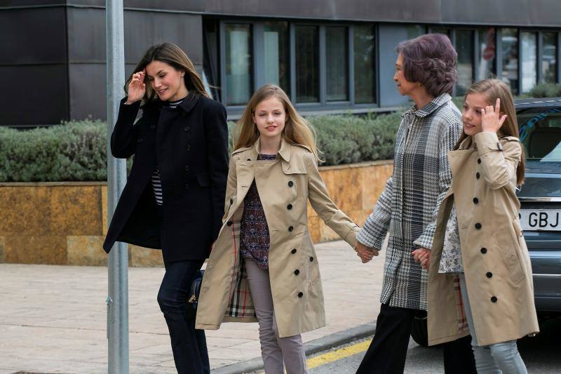 La Reina Doña Letizia se bajó del coche y abrió la puerta trasera para que saliera Leonor, que tuvo un gesto cariñoso con su abuela