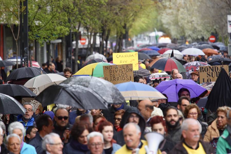 Entre 4.500 y 5.000 personas, según cálculos de la Policía, han salido a mediodía de este domingo a protestar por el corte de la conexión