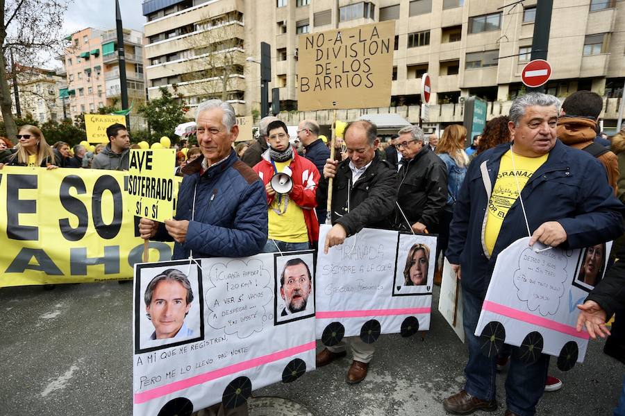 Entre 4.500 y 5.000 personas, según cálculos de la Policía, han salido a mediodía de este domingo a protestar por el corte de la conexión