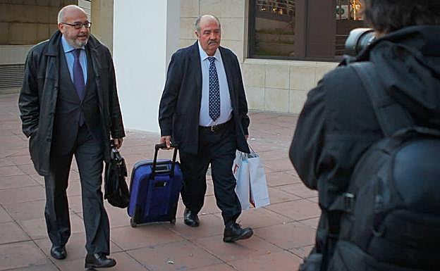 Ramón Arenas llega a los juzgados con una maleta cargada de documentos.