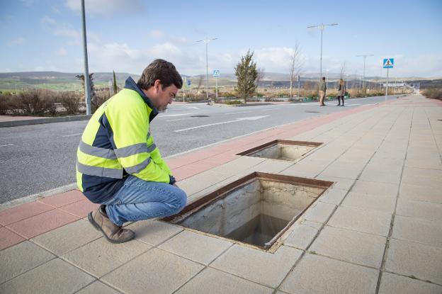 Las tapas de muchas arquetas de Marchalhendín han sido sustraídas por los lateros.