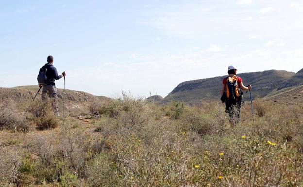 Dos personas durante la búsqueda de Gabriel Cruz en el entorno de Cabo de Gata. 