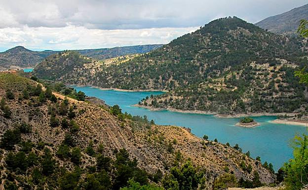 El río Castril, vertebra el Parque Natural y llena la presa del Portillo