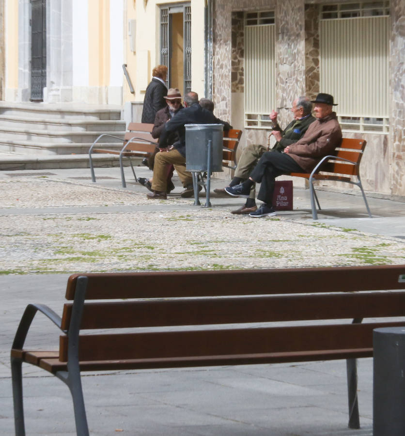 La pasada semana se cambiaron los tradicionales bancos de hierro por otros nuevos de madera