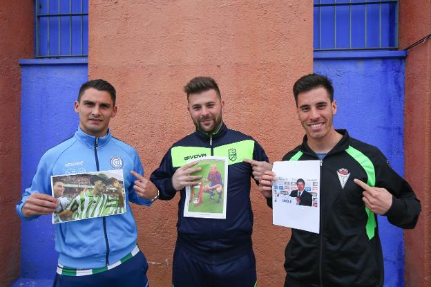 Los emuladores de Finidi (i), Koeman y Saviola (d) posan con las fotos de sus ídolos.