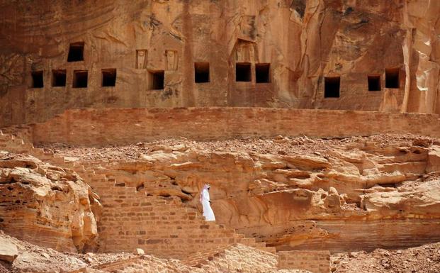 Un hombre camina junto a las tumbas de Khuraiba. 