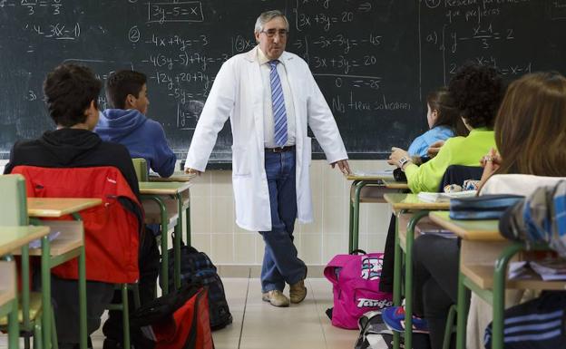 Un profesor da clase a sus alumnos en el colegio público San Pedro y San Felices, en Burgos. 