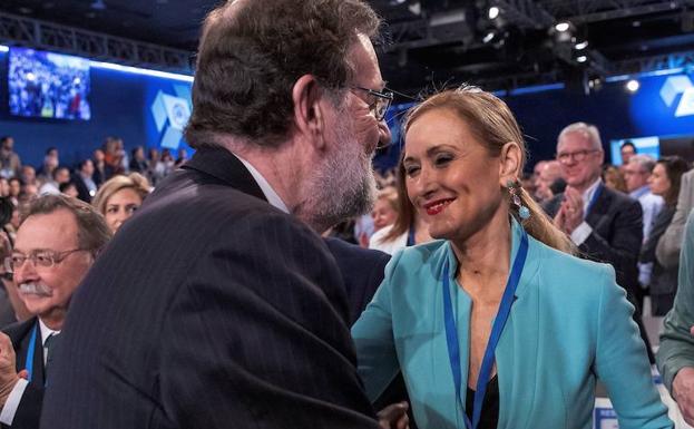 Rajoy saluda a Cristina Cifuentes durante la convención del PP celebrada el pasado fin de semana en Sevilla.