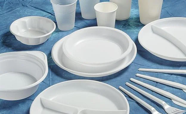 Kit de vasos, platos y cubiertos de plástico reciclado.
