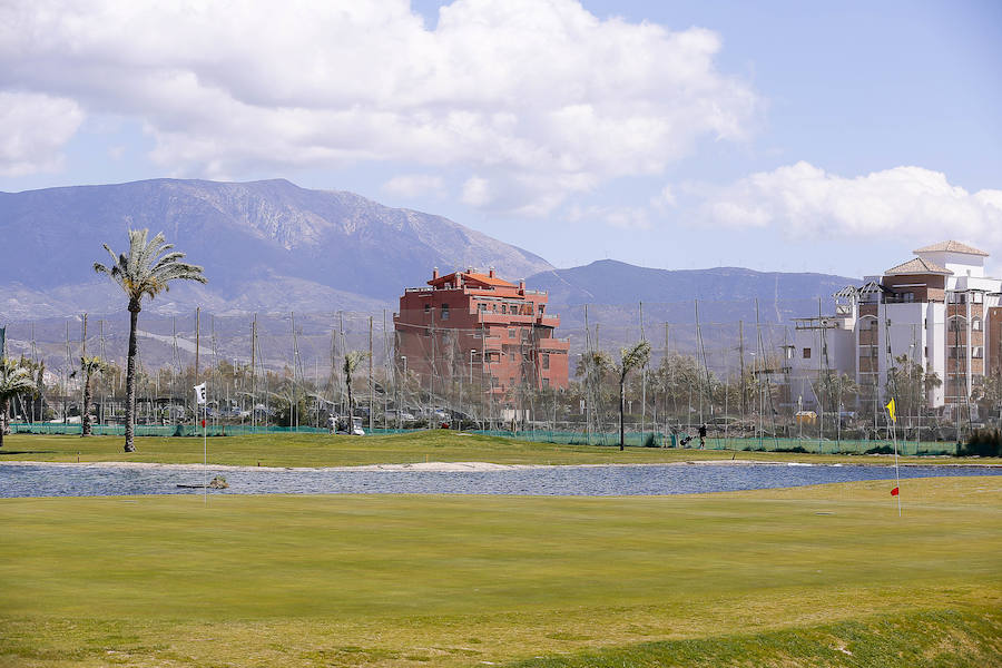 Después de que el Estado haya recuperado 8 hoyos del campo de golf de Playa Granada, así están las instalaciones actualmente. Una parte vallada y la zona de los propietarios actuales, la que está abierta, tiene sus hoyos renombrados para utilizarlos dos veces duranet el recorrido.