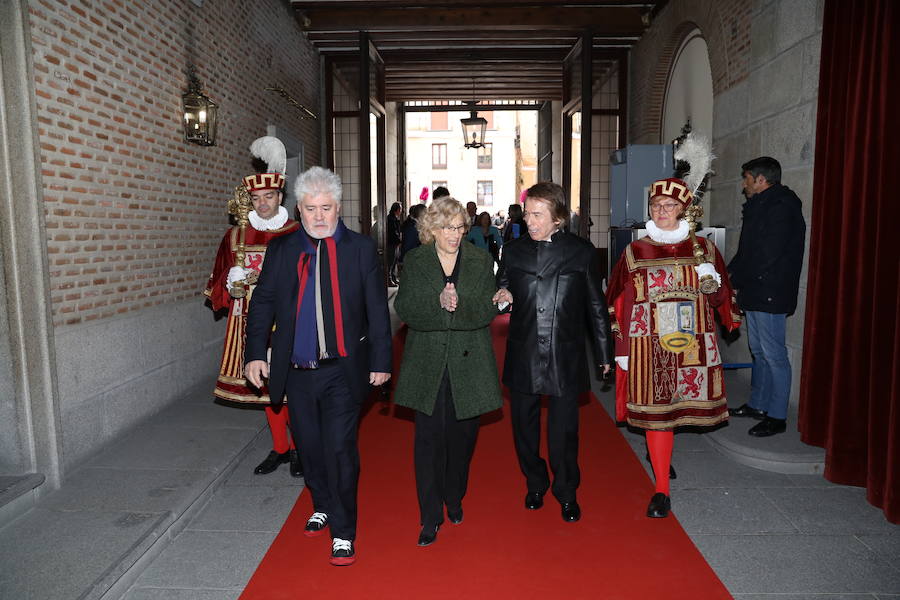 El 'Ruiseñor de Linares' ha recibido la distinción hoy en el Ayuntamiento de Madrid