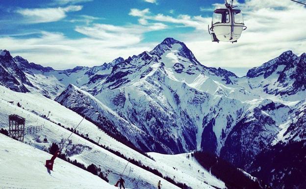 Un turista borracho se confunde de camino yendo al hotel y termina escalando una montaña de Los Alpes