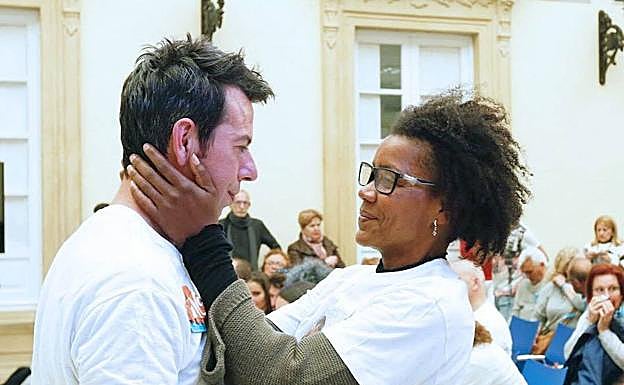 Ana Julia consuela al padre del pequeño Gabriel en la Diputación de Almería. 