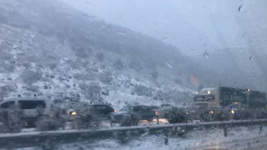 Los vehículos que transitaban por la carretera no han podido continuar su camino debido a la nieve que impedía la circulación, tras lo que se ha enviado máquinas para limpiar la zona 