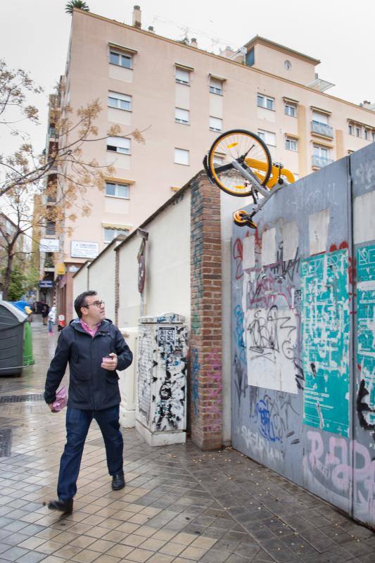 La ola de vandalismo con las bicis de alquiler no cesa en Granada, aparecen en cualquier sitio