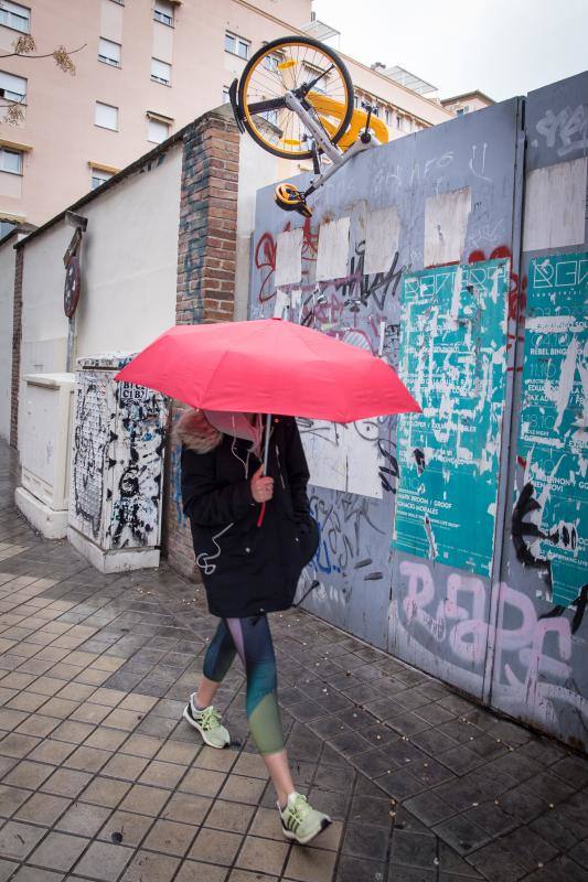 La ola de vandalismo con las bicis de alquiler no cesa en Granada, aparecen en cualquier sitio