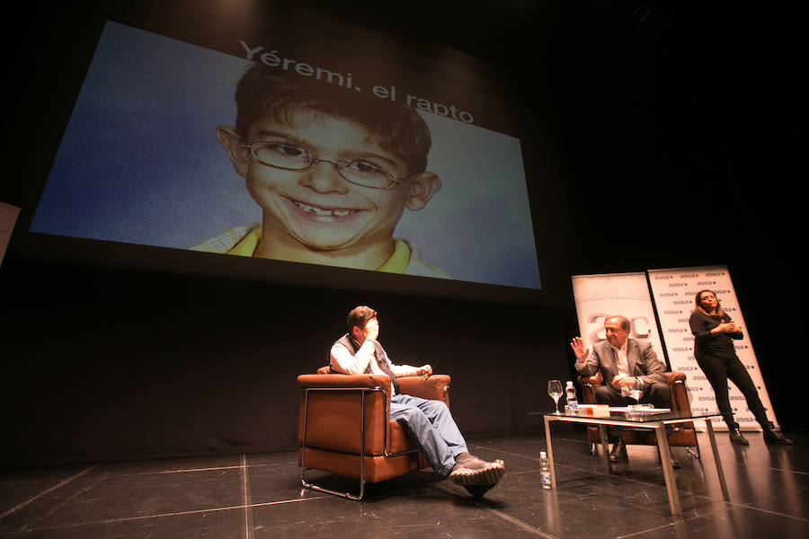 El periodista Paco Lobatón reclama en la Escuela de Padres de IDEAL «más medios» para afrontar con garantías las búsquedas de menores