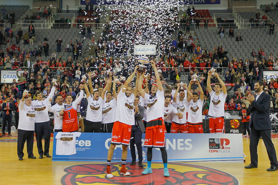 Los jugadores celebran la Copa LEB Plata tras ganar a La Roda en el palacio de Deportes de Granada