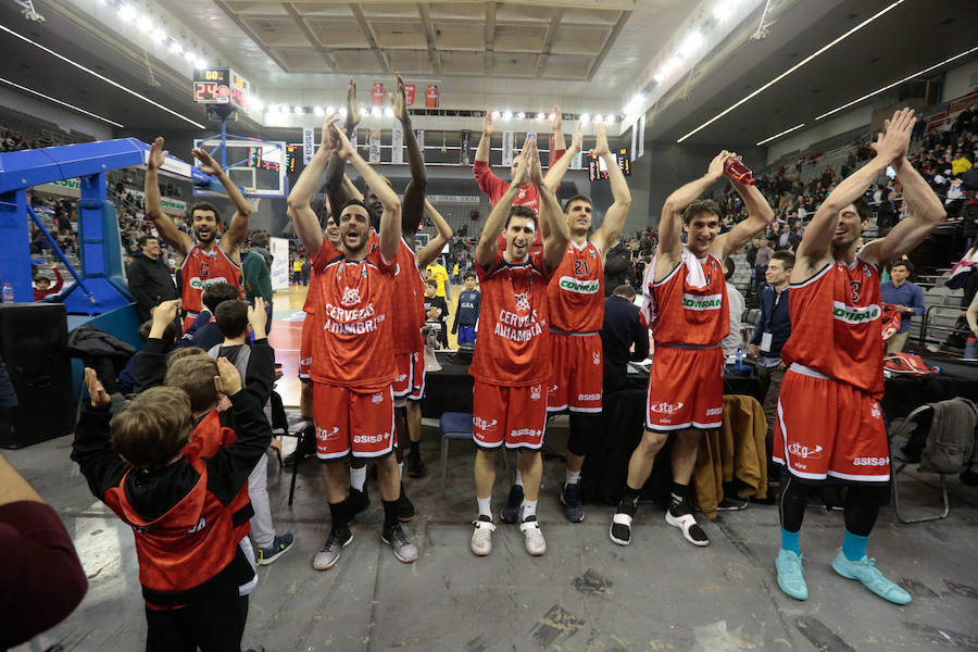 Los jugadores del Covirán celebran con la afición la victoria y el liderato. 25 de febrero de 2018 Covirán 78 Fundación Globalcaja La Roda 62