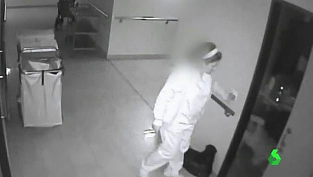 Una cámara grabó a esta auxiliar que dejó tirada a una anciana con un hueso roto.