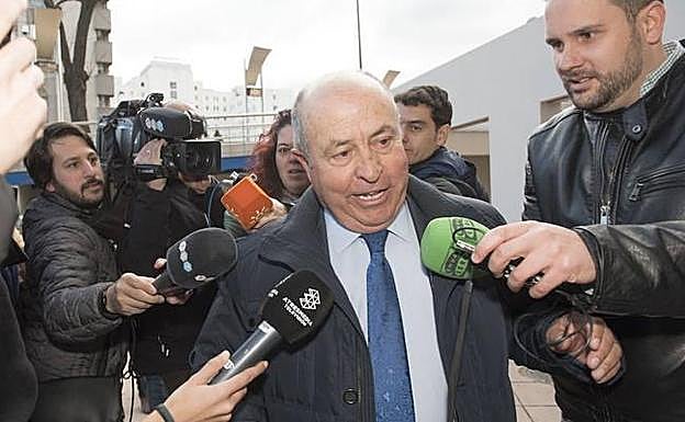 El exalcalde de Granada, José Torres Hurtado, a su llegada a los juzgados donde llegó para declarar como investigado en el 'Caso Serrallo'. 
