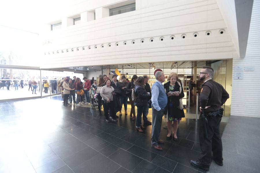 Las propuestas culturales y el buen tiempo lanzan a la calle a miles de granadinos