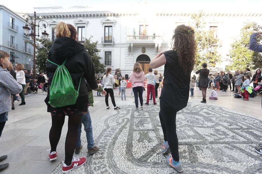 Las propuestas culturales y el buen tiempo lanzan a la calle a miles de granadinos