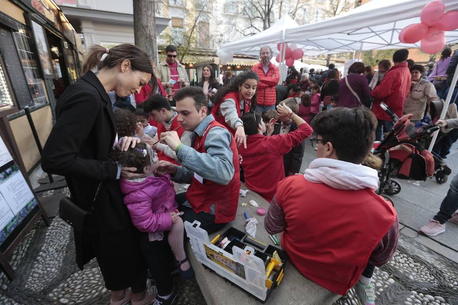 Las propuestas culturales y el buen tiempo lanzan a la calle a miles de granadinos