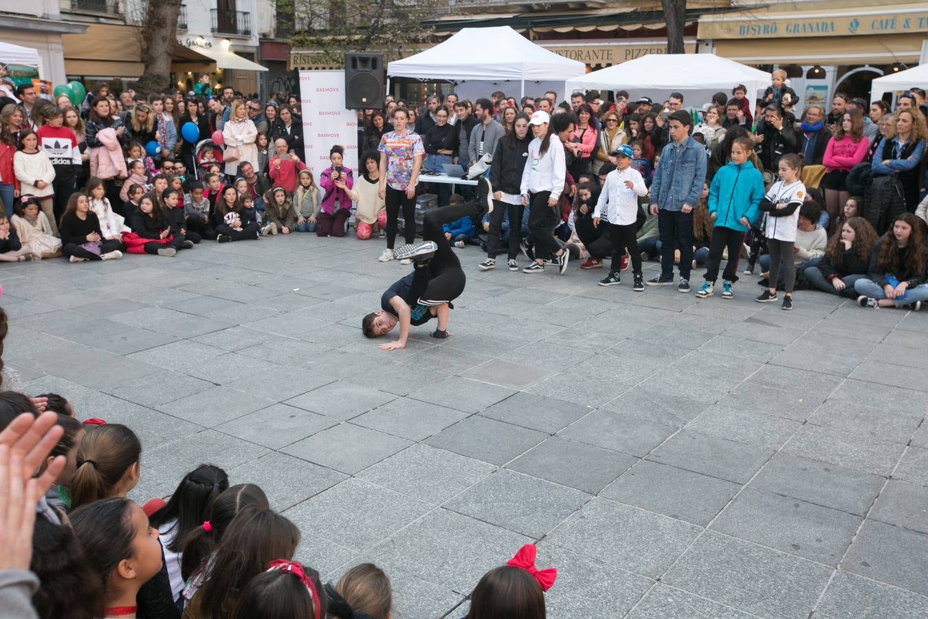 Los granadinos llenan museos y plazas en una jornada en la que el tiempo invita a disfrutar de la cultura