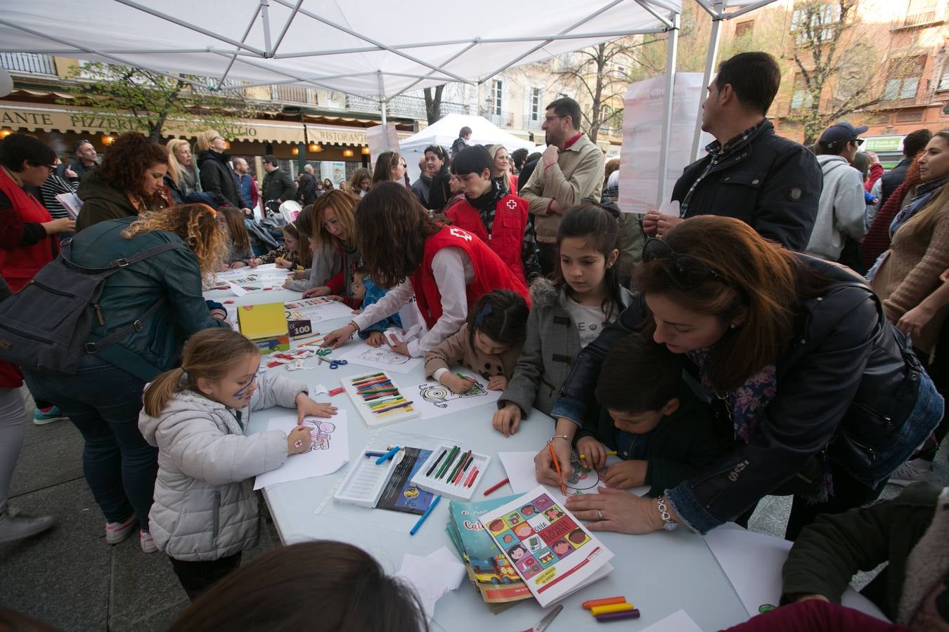 Los granadinos llenan museos y plazas en una jornada en la que el tiempo invita a disfrutar de la cultura