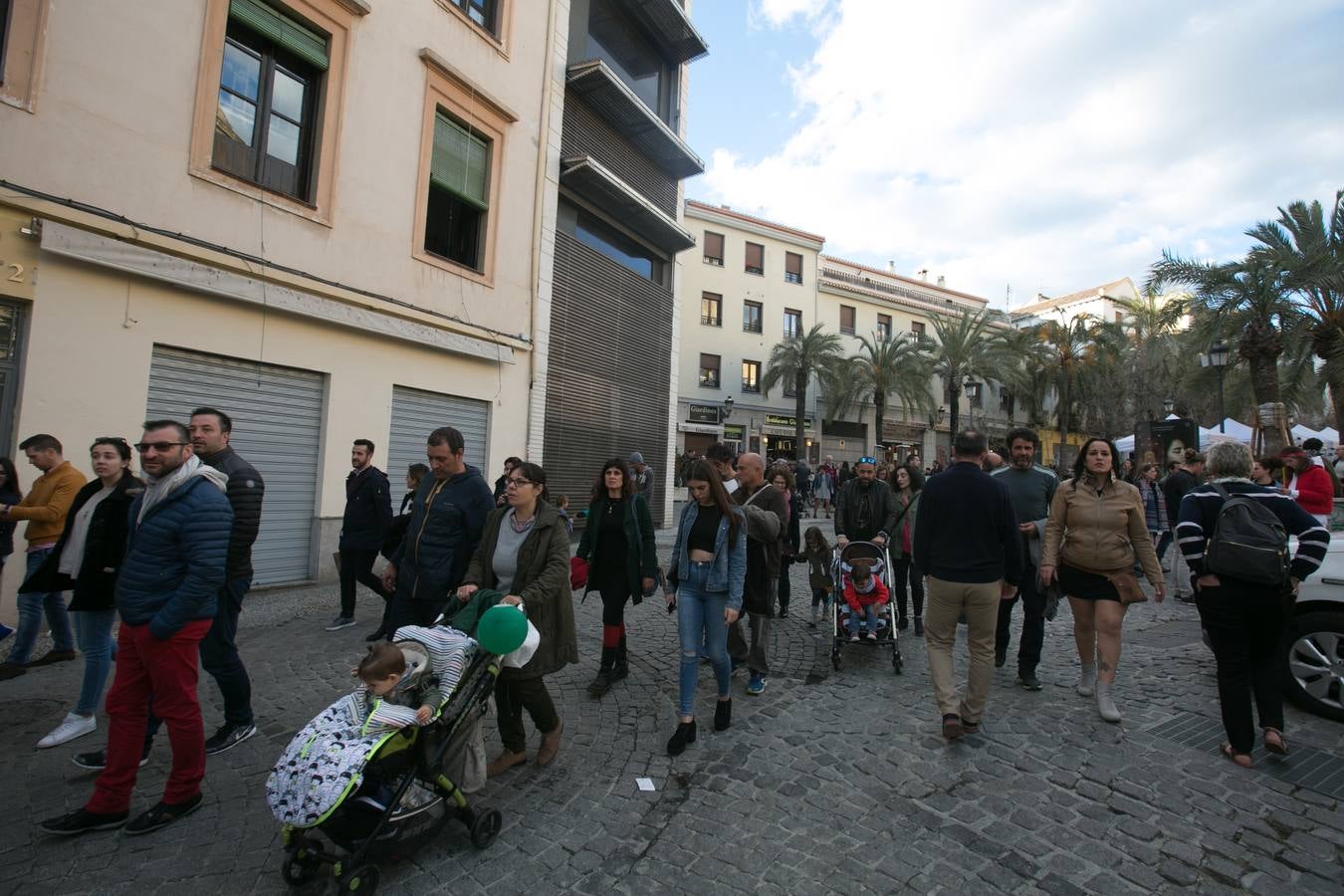 Los granadinos llenan museos y plazas en una jornada en la que el tiempo invita a disfrutar de la cultura