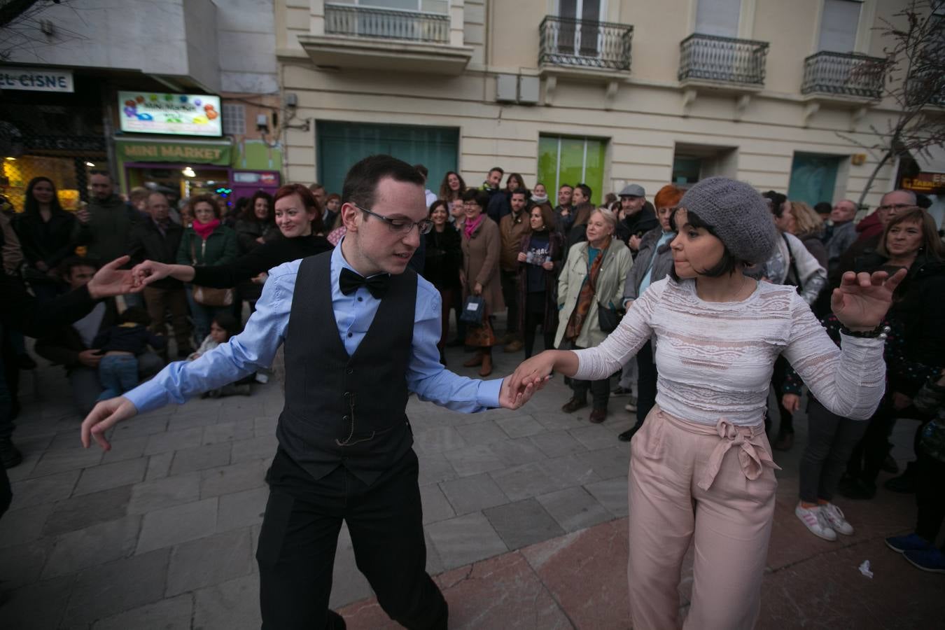 Los granadinos llenan museos y plazas en una jornada en la que el tiempo invita a disfrutar de la cultura