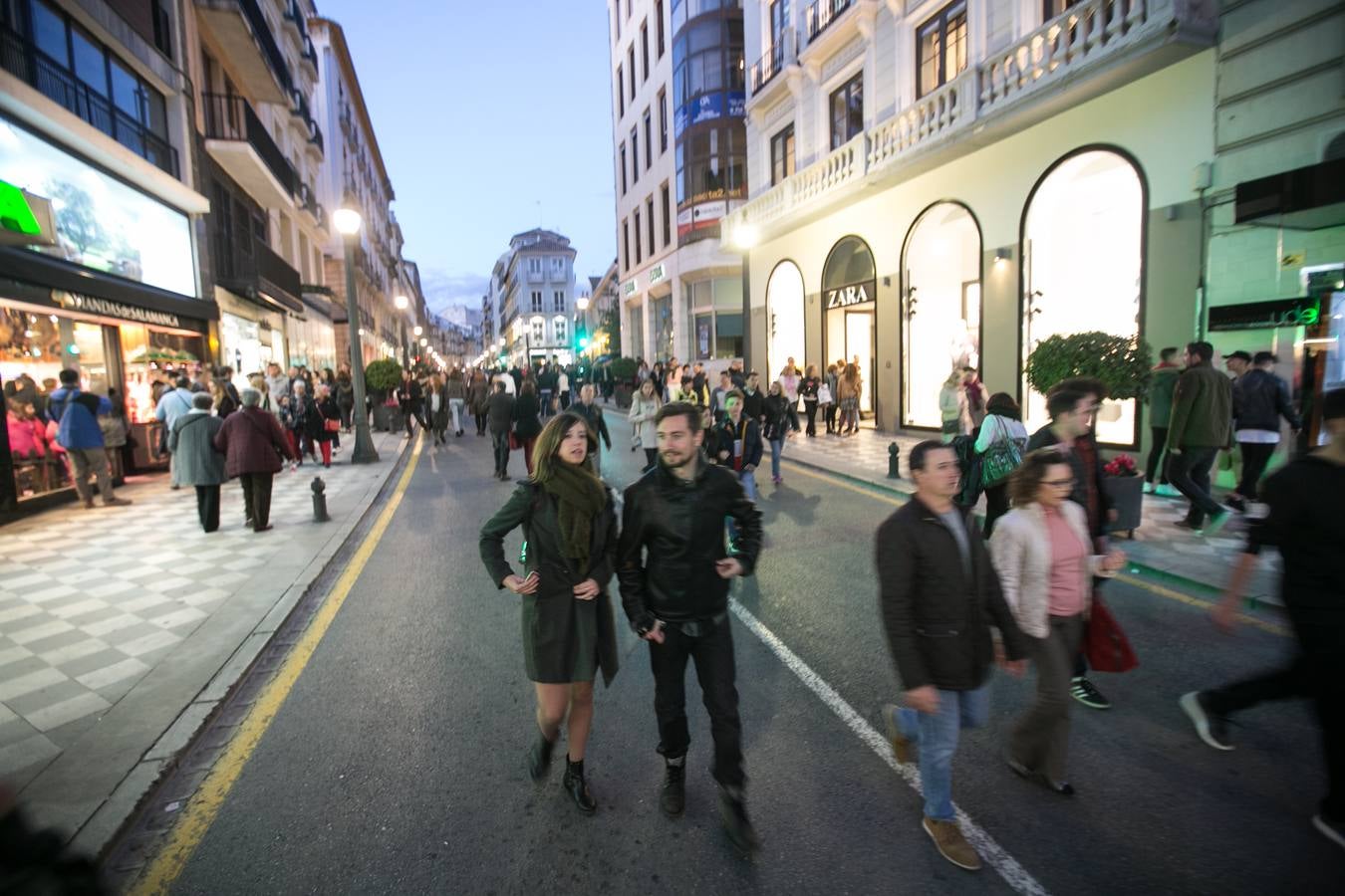 Los granadinos llenan museos y plazas en una jornada en la que el tiempo invita a disfrutar de la cultura