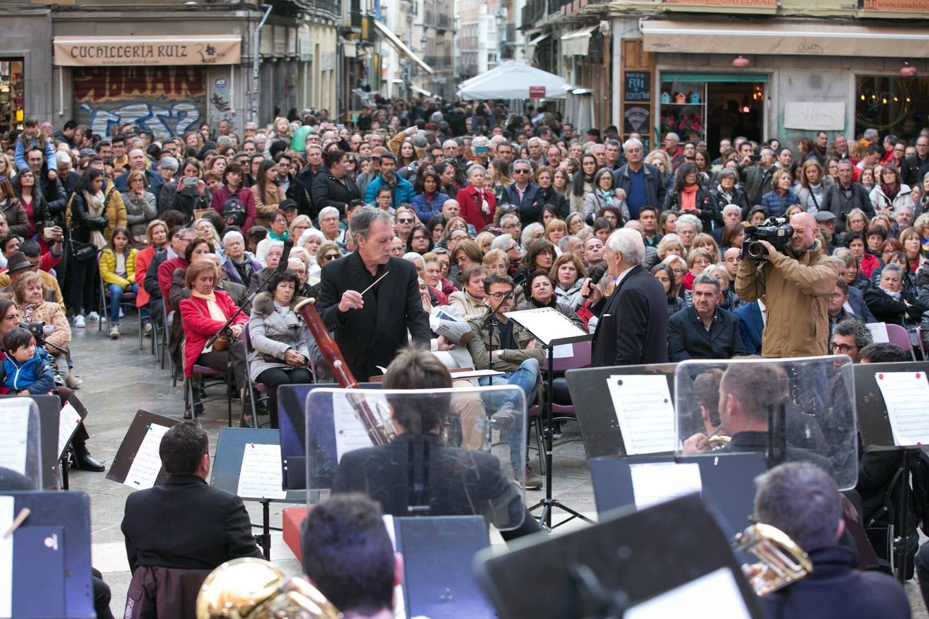 Los granadinos llenan museos y plazas en una jornada en la que el tiempo invita a disfrutar de la cultura