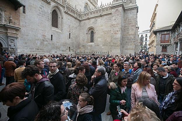 Cientos de granadinos y visitantes se agolpan en el entorno de la Capilla Real para entrar en la Catedral y escuchar al coro Manuel de Falla. 