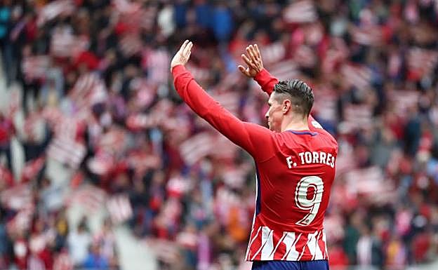 Fernando Torres agradece los aplausos del Metropolitano. 