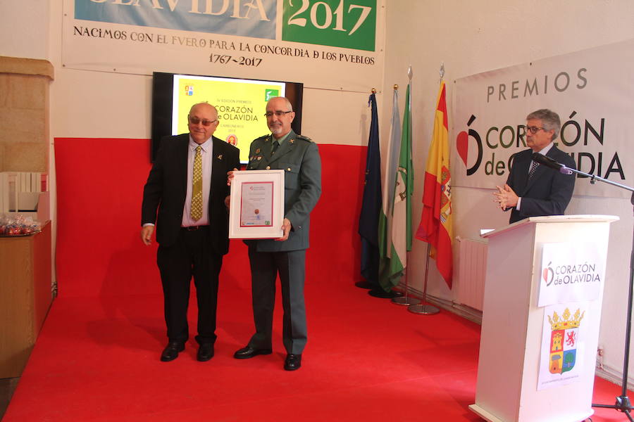 Carboneros entregó ayer sus premios Corazón de Olavidia | Entre los distinguidos, el periódico IDEAL, la Fundación Real Madrid y Baltasar Garzón