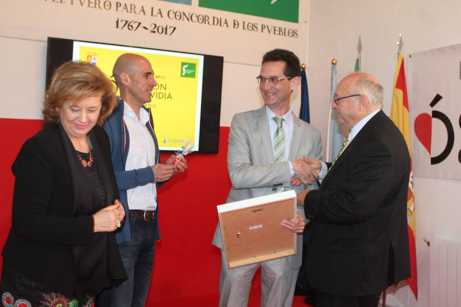 Carboneros entregó ayer sus premios Corazón de Olavidia | Entre los distinguidos, el periódico IDEAL, la Fundación Real Madrid y Baltasar Garzón