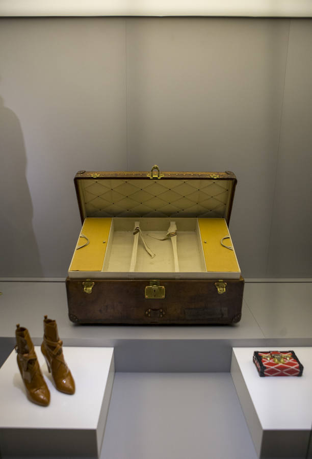 'Time Capsule' narra la historia de Louis Vuitton a través de una cuidada selección de objetos y documentos pertenecientes a los archivos de la 'maison', que cubren más de 160 años de historia. 