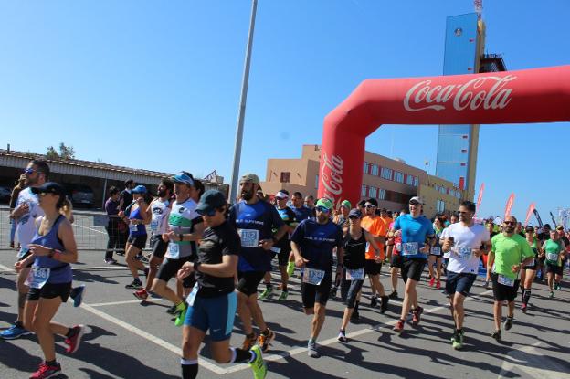 Casi 800 corredores tomaron la salida en esta prueba que tuvo en el Muelle de Levante su gran centro de operaciones.