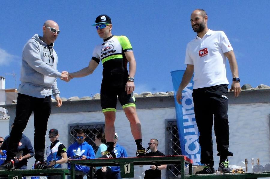 Más de un centenar y medio de deportistas de Granada y otros lugares han recorrido con sus bicicletas de montaña 40 kilómetros por zonas con un desnivel superior a los 1.000 metros