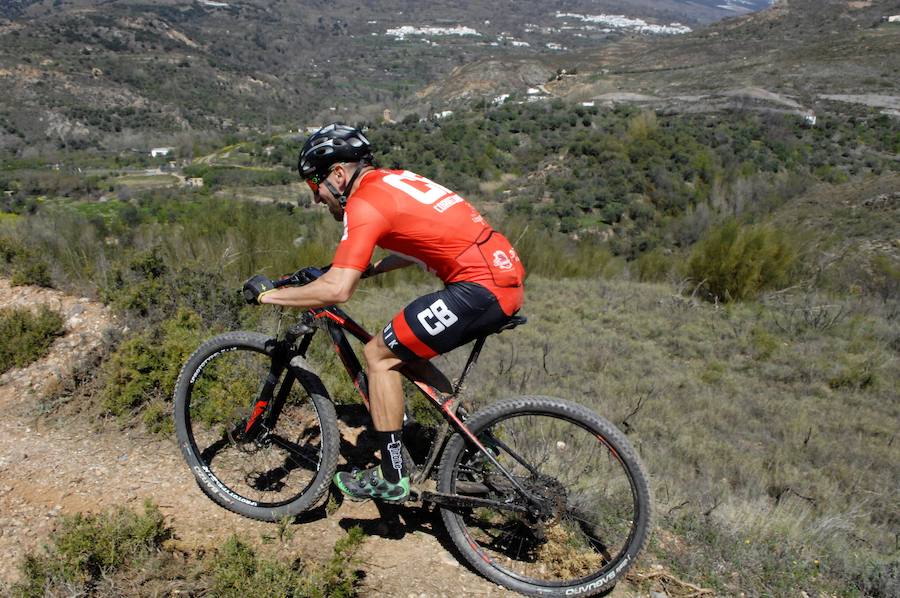 Más de un centenar y medio de deportistas de Granada y otros lugares han recorrido con sus bicicletas de montaña 40 kilómetros por zonas con un desnivel superior a los 1.000 metros