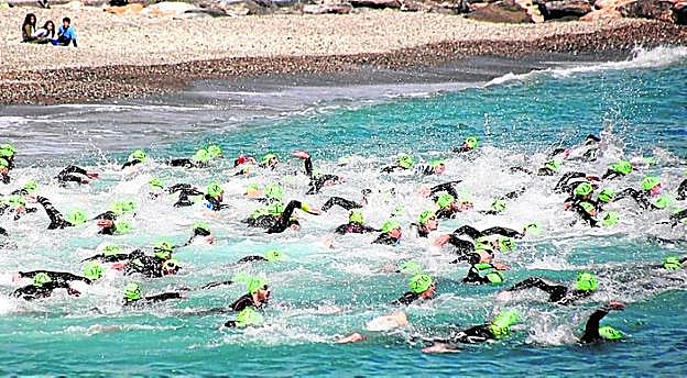 Los competidores completan la sección a nado.