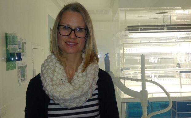La investigadora de la Universidad de Granada Annika Parviainen junto a la Sala Blanca, un laboratorio libre de metales en las instalaciones del IACT, donde fueron analizadas las muestras.