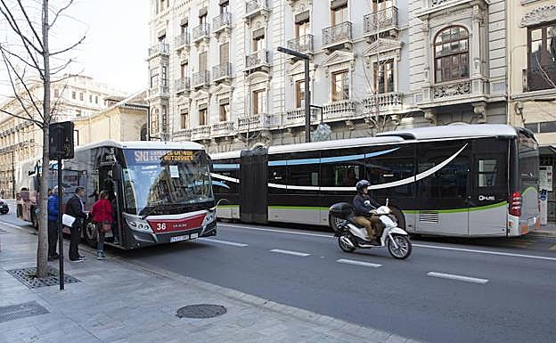 Los autobuses LAC, al fondo, se pintarán de rojo cuando se produzca la reordenación de las líneas de autobuses. 