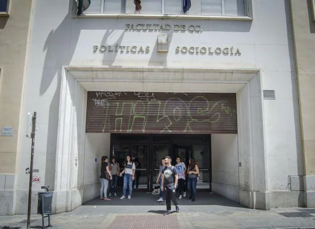 Fachada de la facultad de Políticas, donde se ha programado la charla . 