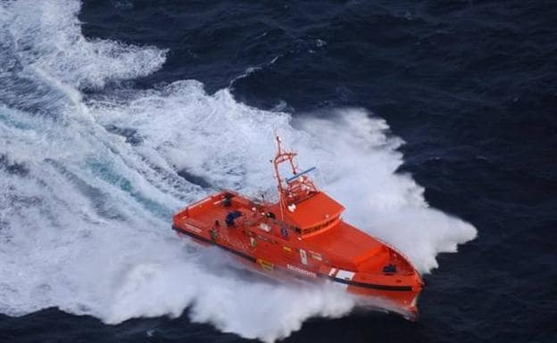 Trasladan a Motril y Almería a 109 personas de dos pateras en el mar de Alborán