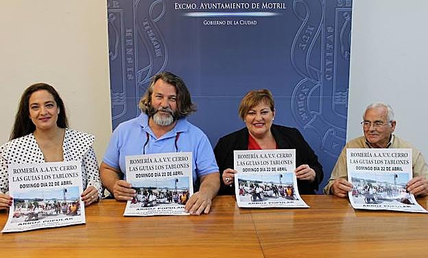 Responsables de la asociación de vecinos Cerro de las Guias presentando esta mañana la romería junto a la concejala. 